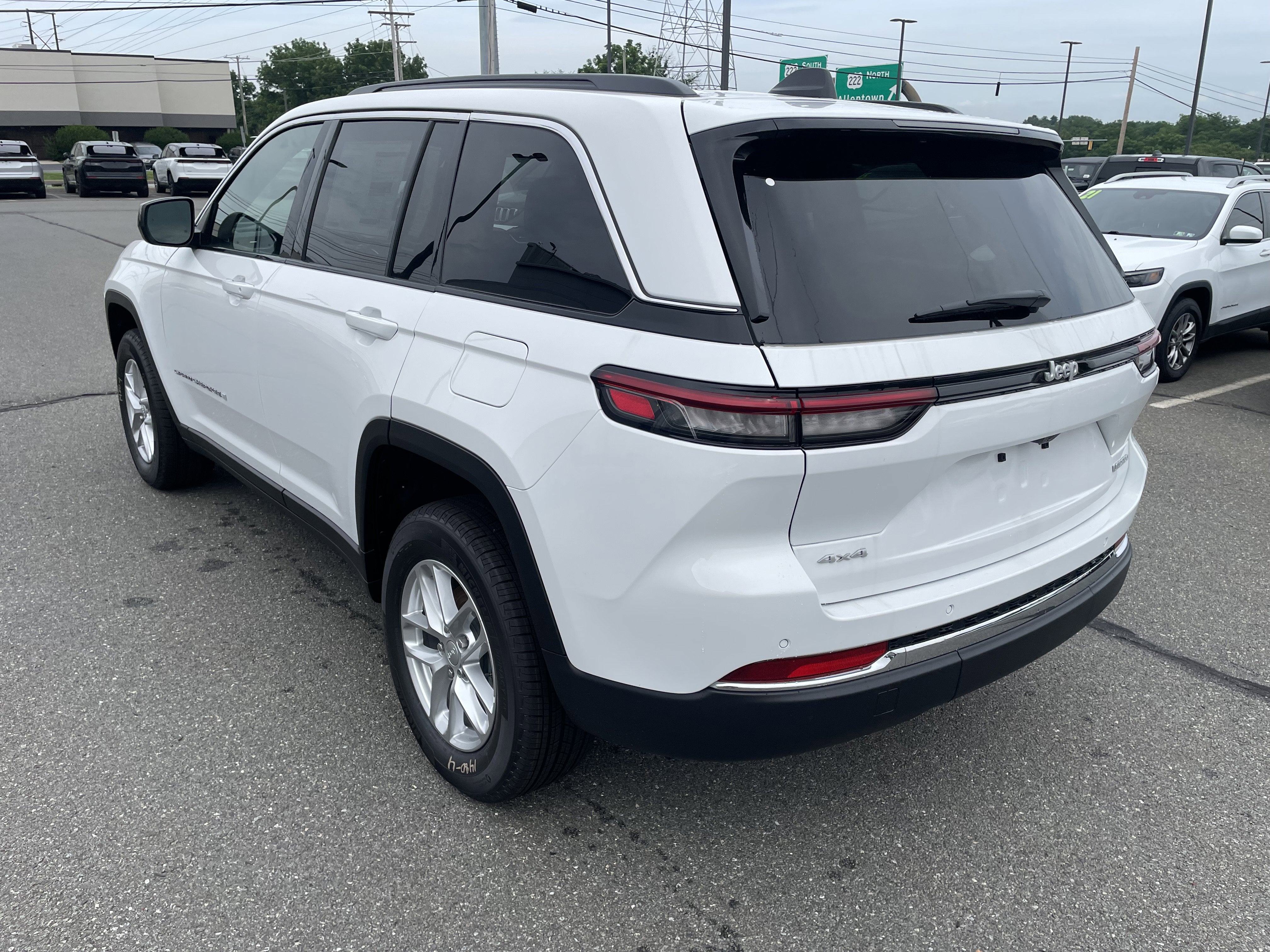 2025 Jeep Grand Cherokee GRAND CHEROKEE LAREDO X 4X4