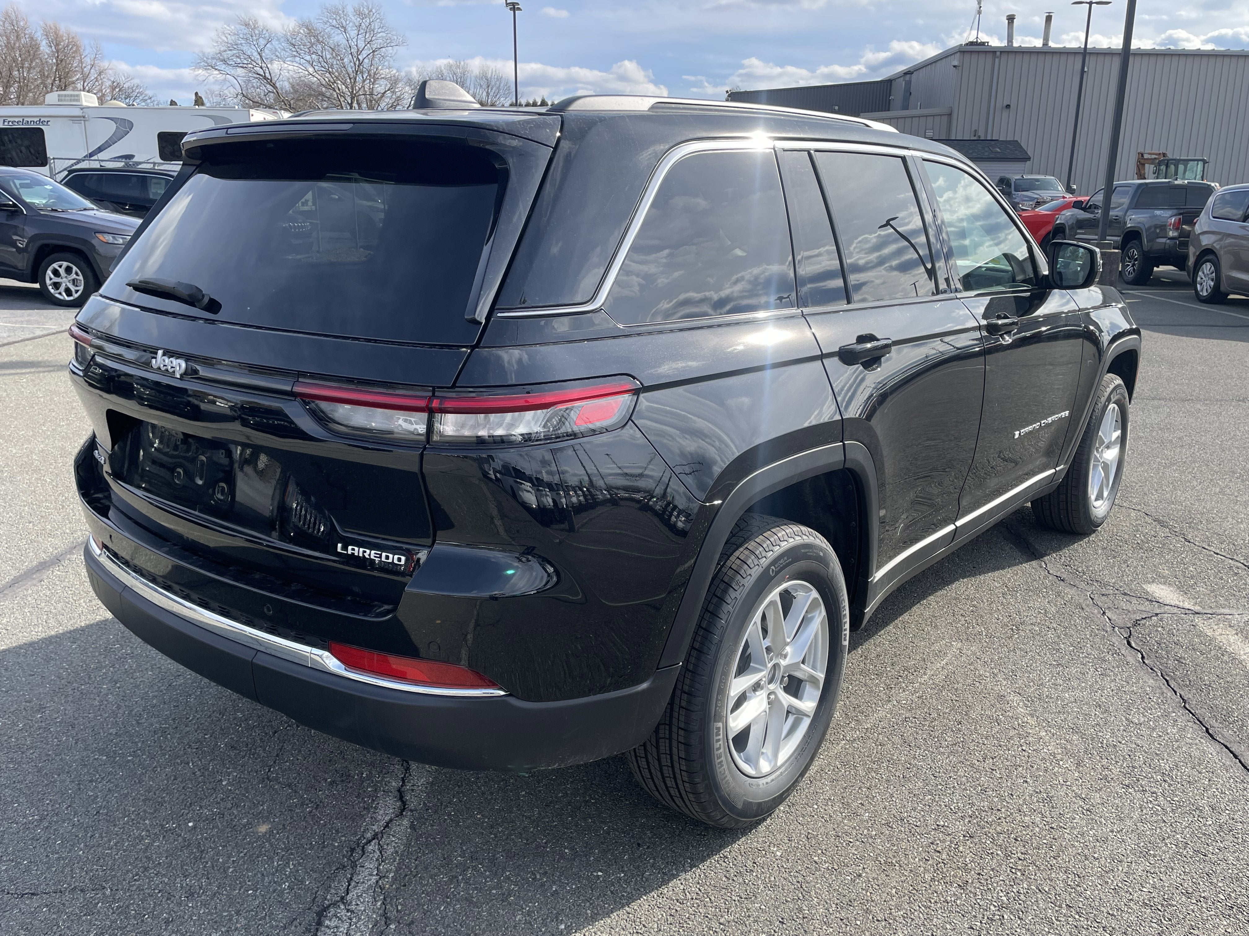 2025 Jeep Grand Cherokee GRAND CHEROKEE LAREDO X 4X4