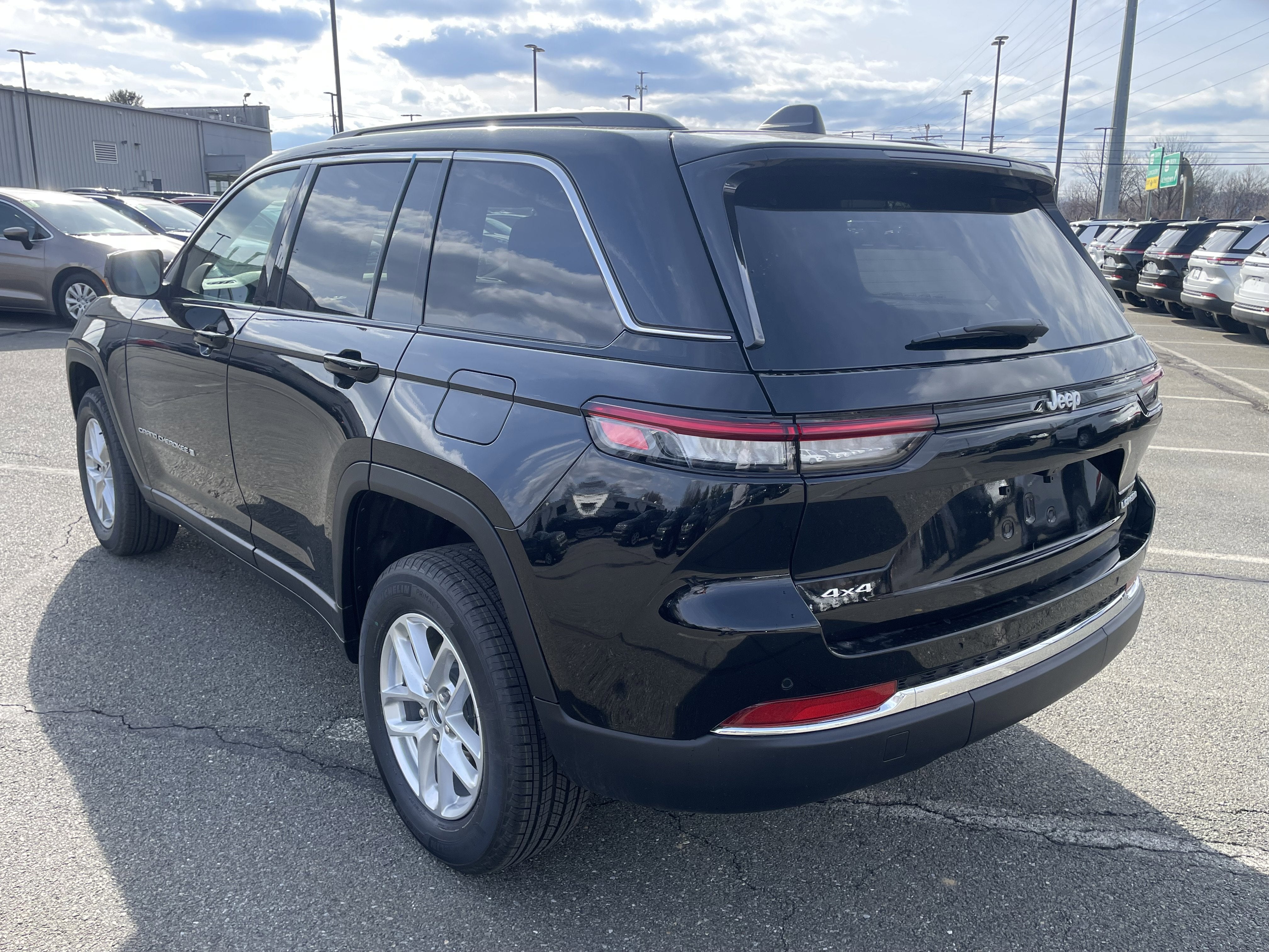 2025 Jeep Grand Cherokee GRAND CHEROKEE LAREDO X 4X4