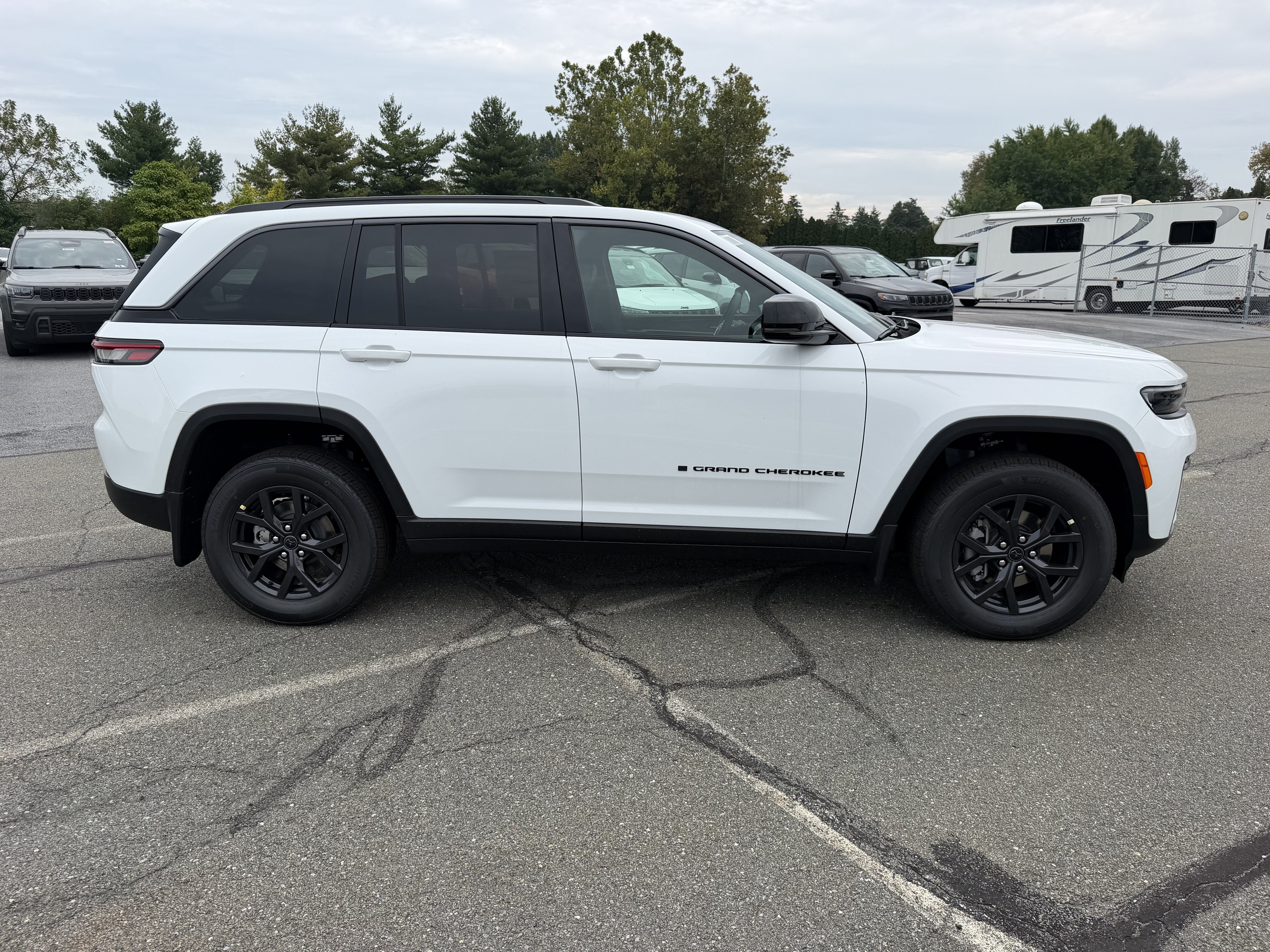 2027 Jeep Grand Cherokee GRAND CHEROKEE LAREDO ALTITUDE 4X4