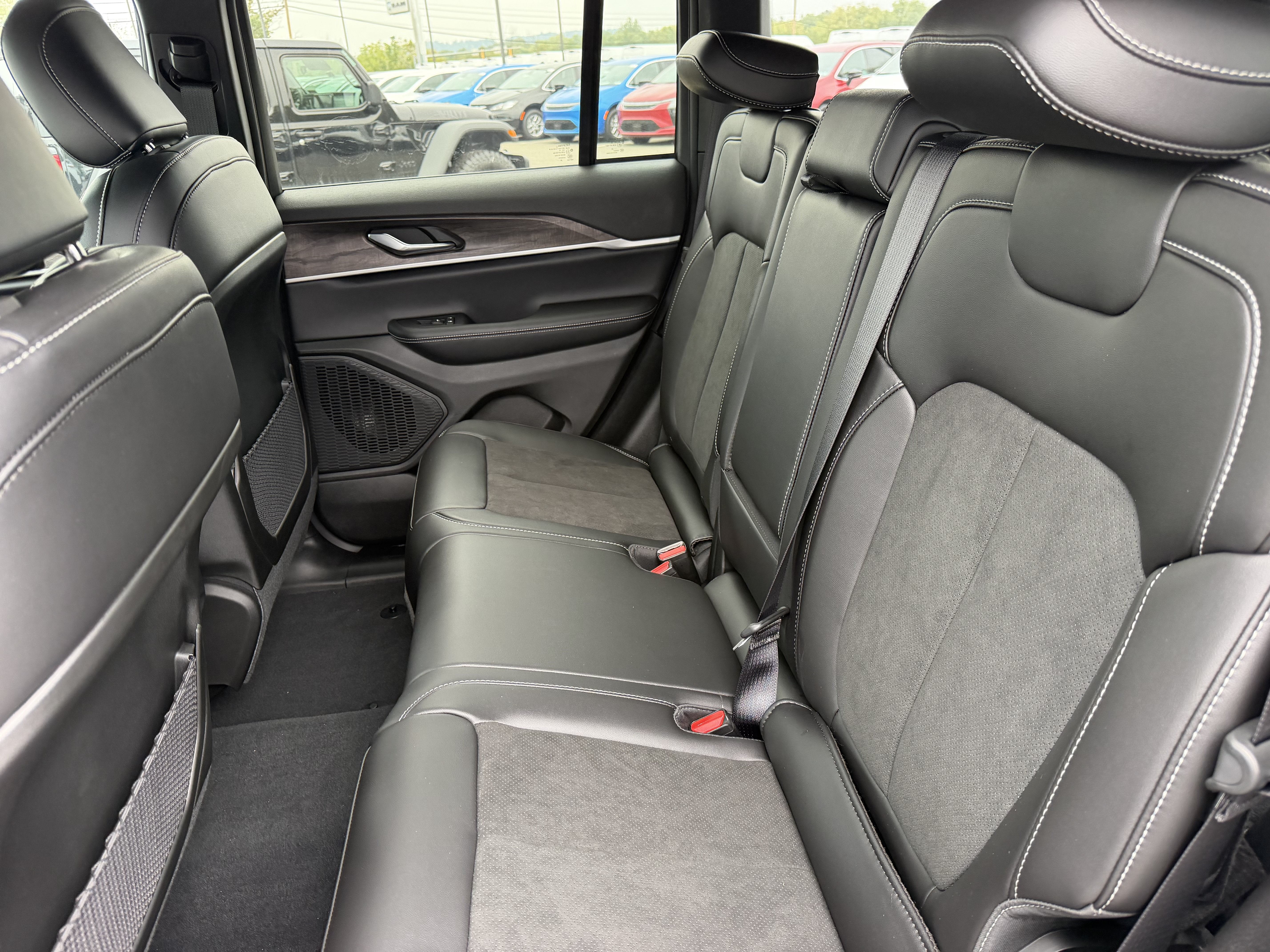 2027 Jeep Grand Cherokee GRAND CHEROKEE LAREDO ALTITUDE 4X4