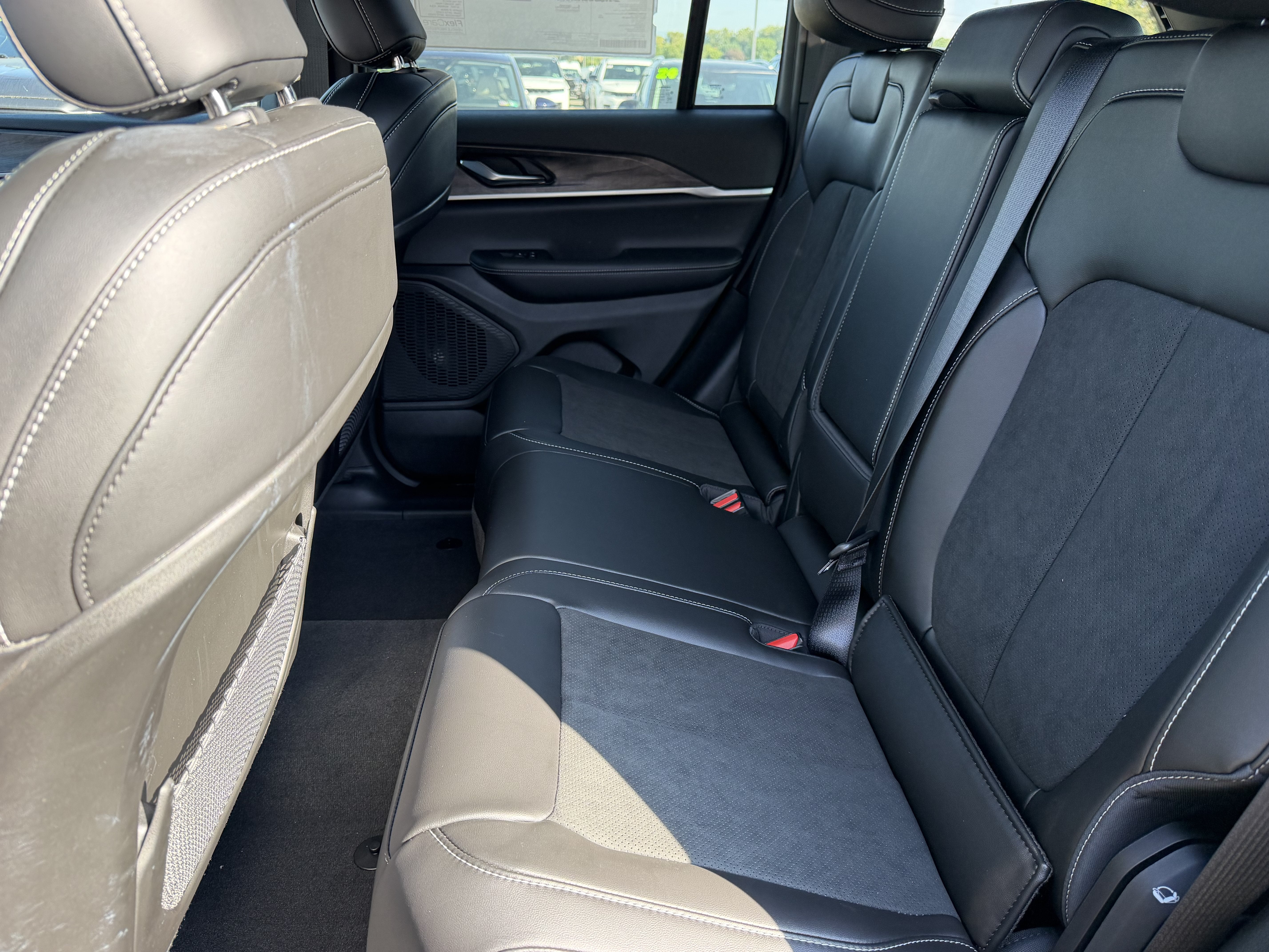 2027 Jeep Grand Cherokee GRAND CHEROKEE LAREDO ALTITUDE 4X4
