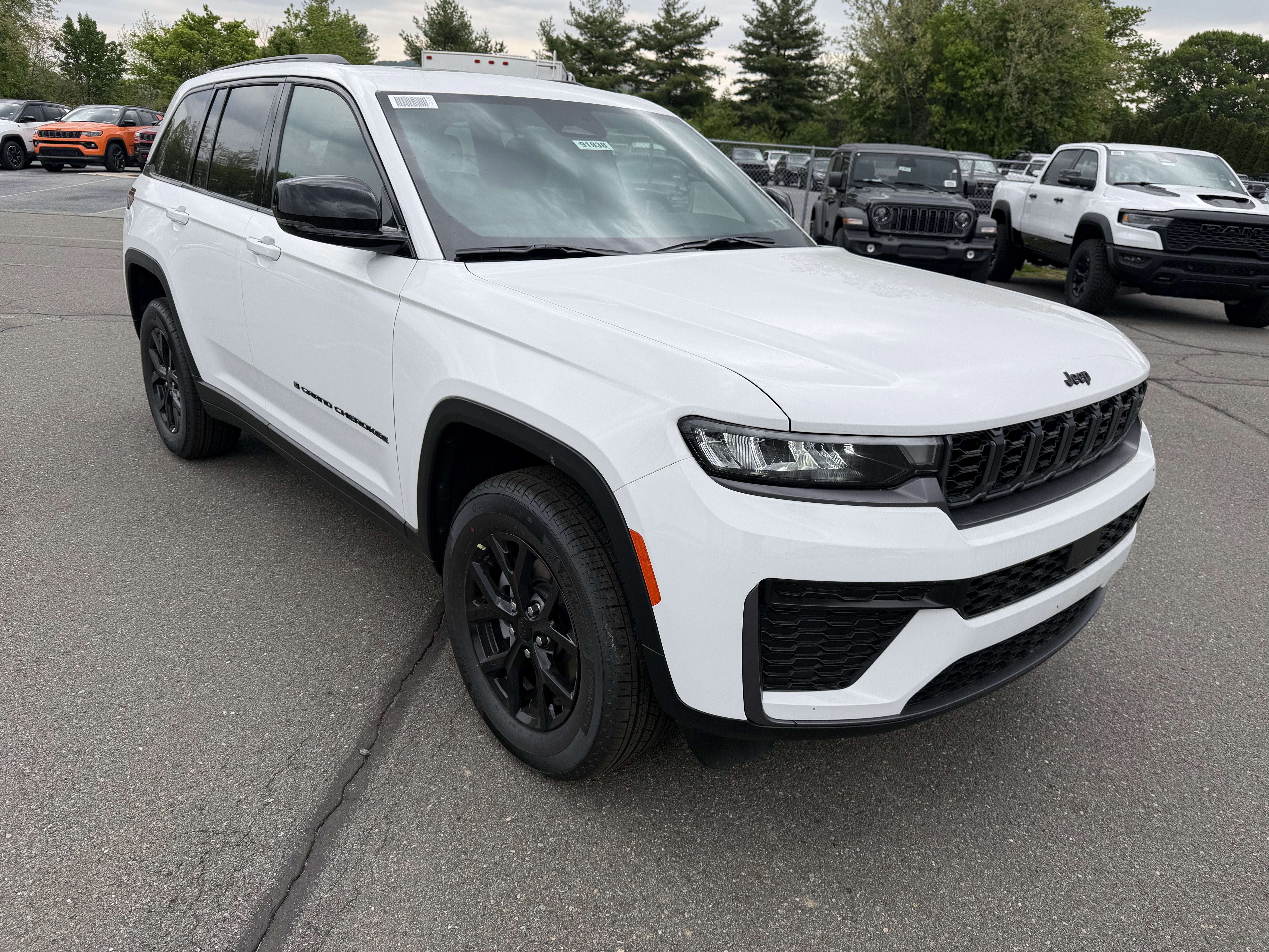 2026 Jeep Grand Cherokee GRAND CHEROKEE LAREDO ALTITUDE 4X4