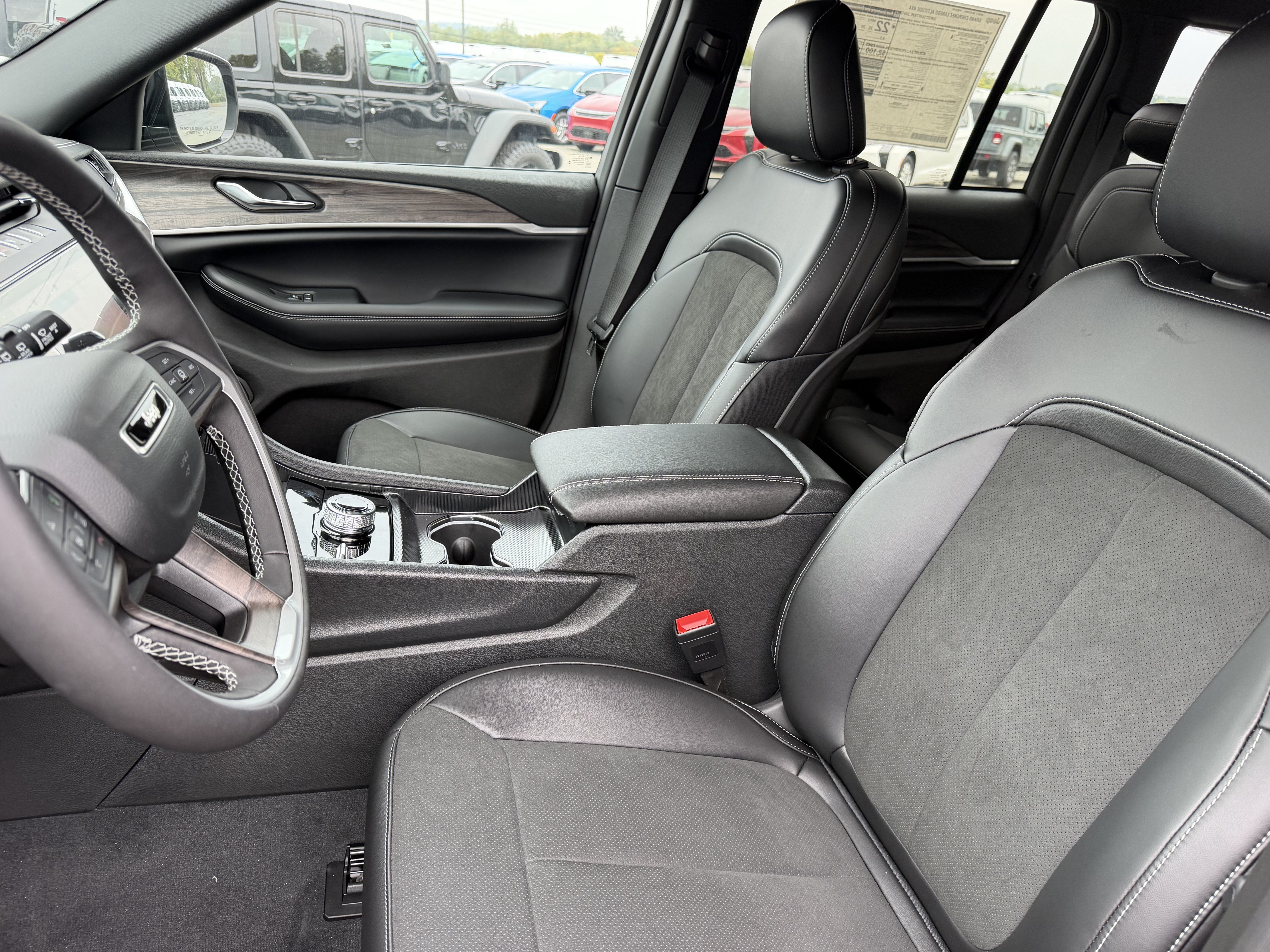 2027 Jeep Grand Cherokee GRAND CHEROKEE LAREDO ALTITUDE 4X4