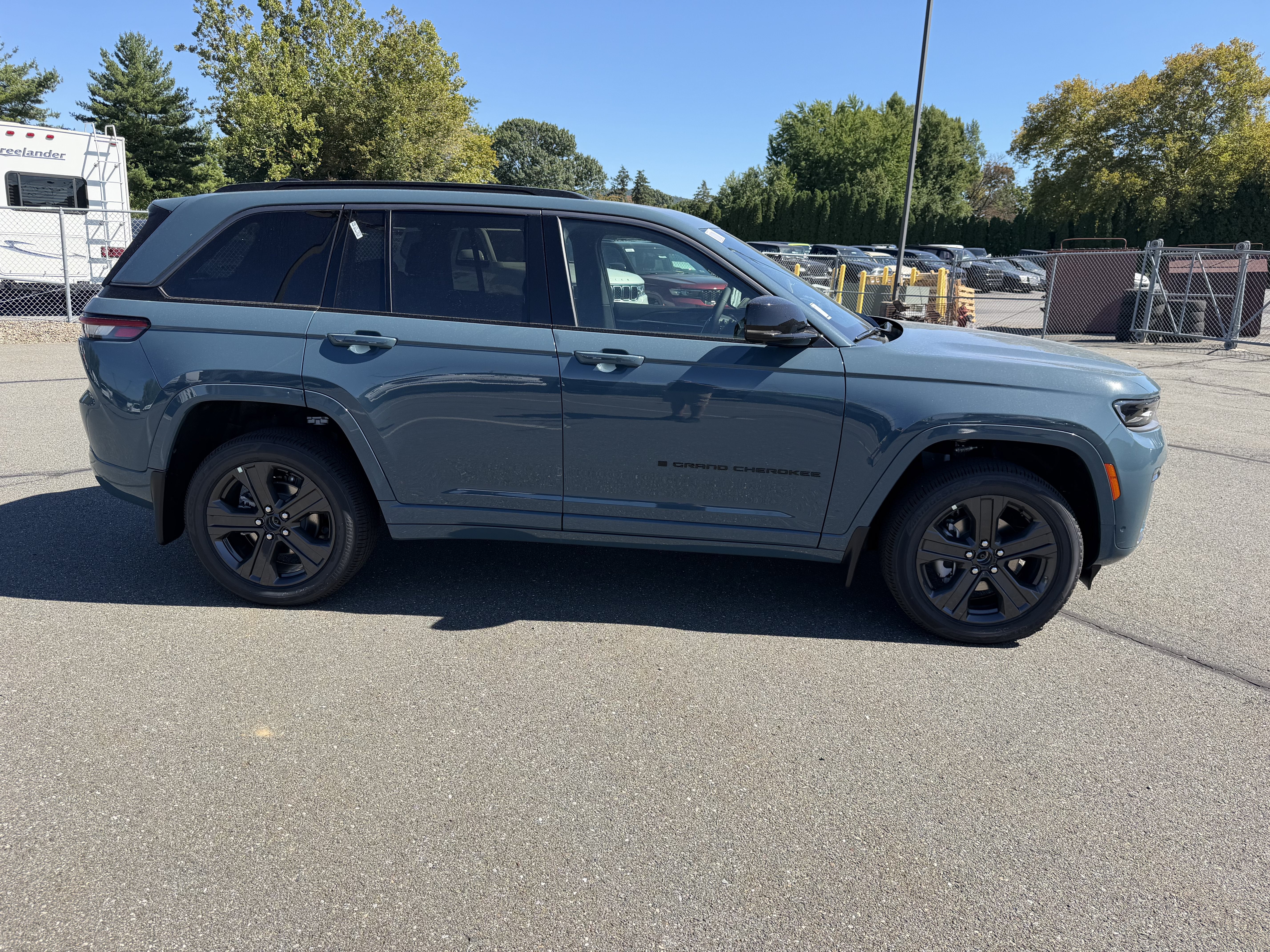 2027 Jeep Grand Cherokee GRAND CHEROKEE LIMITED RESERVE 4X4
