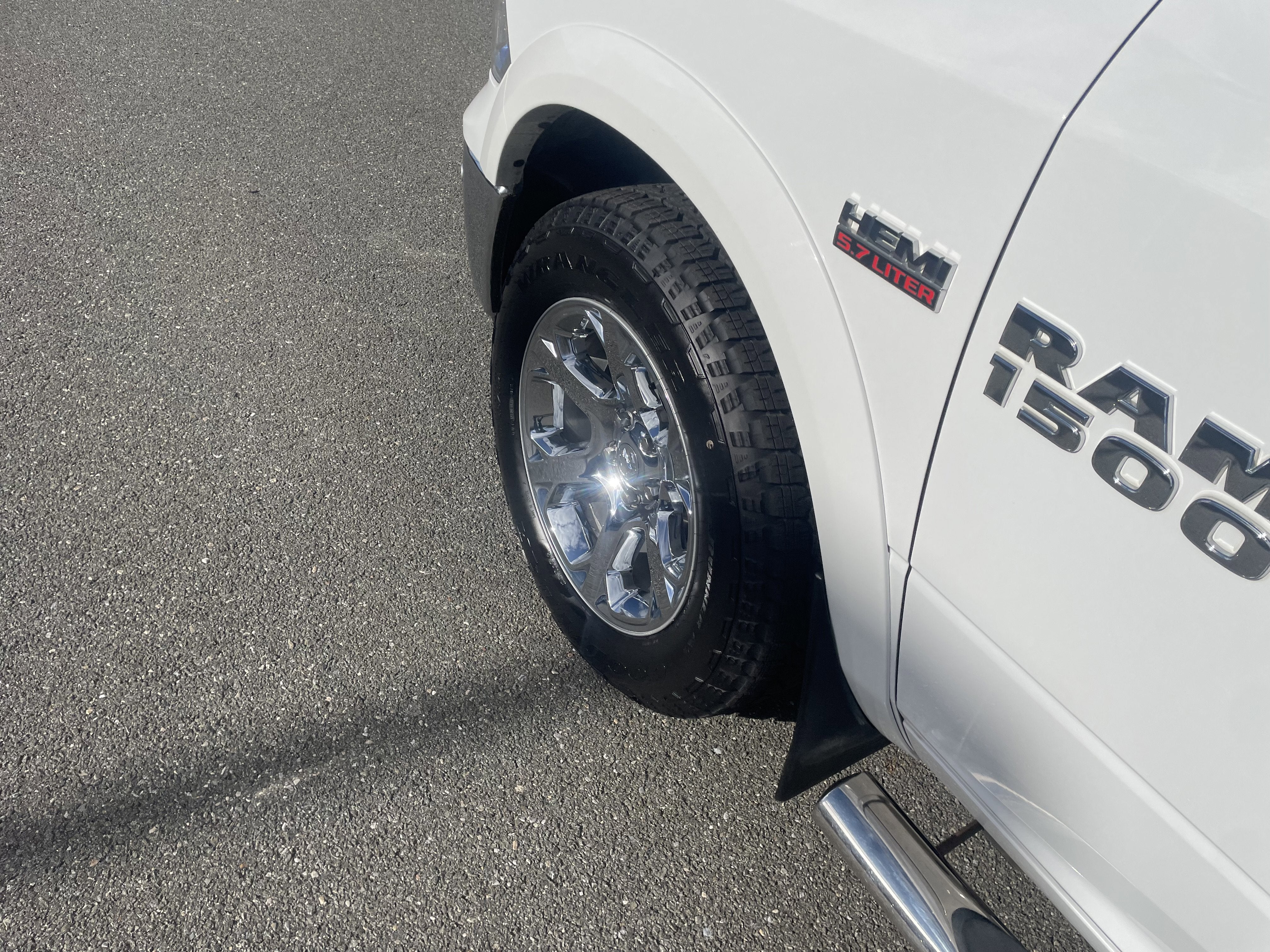 2017 RAM 1500 Laramie Crew Cab 4x4 5'7' Box