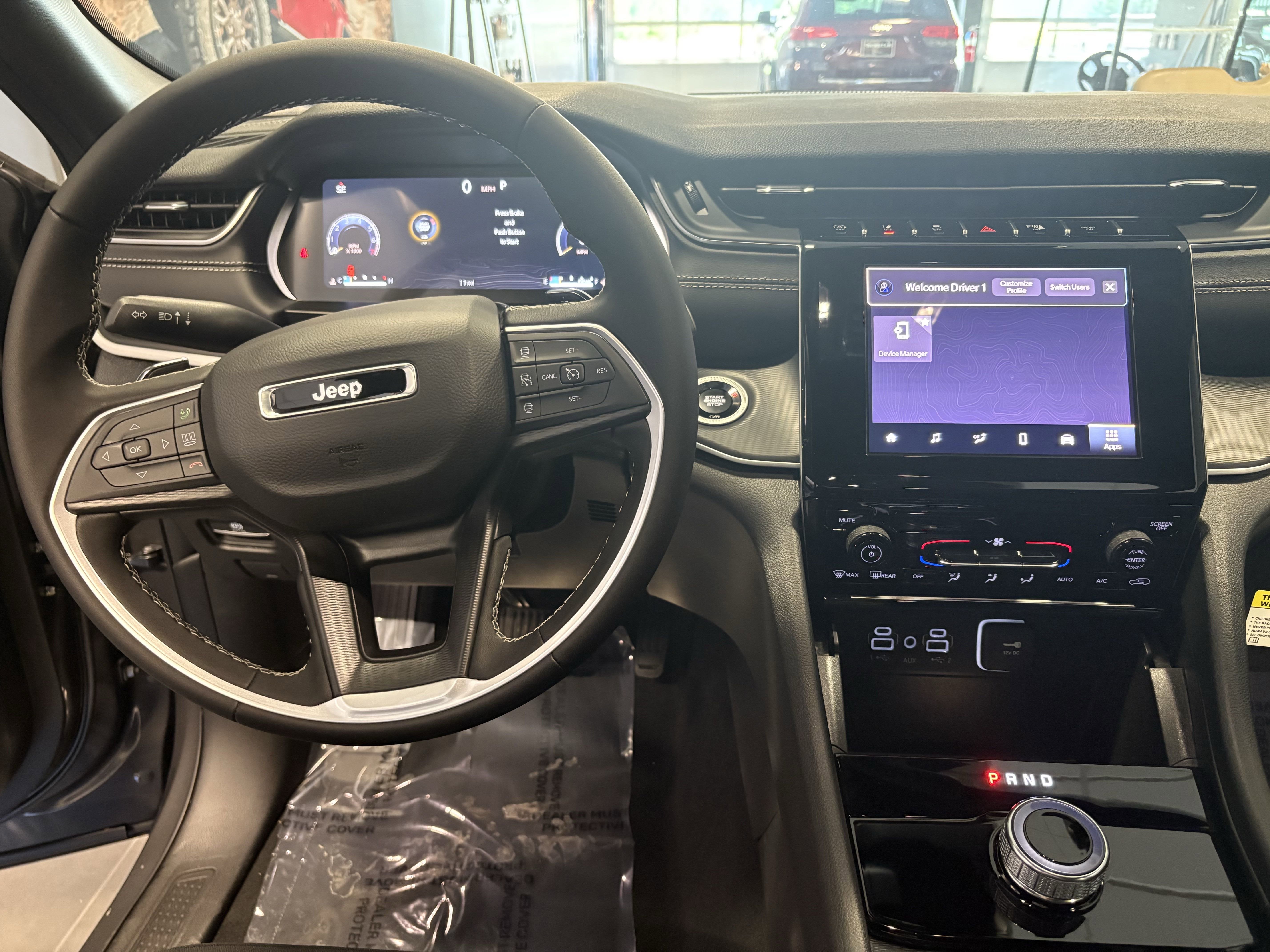 2025 Jeep Grand Cherokee GRAND CHEROKEE LAREDO X 4X4