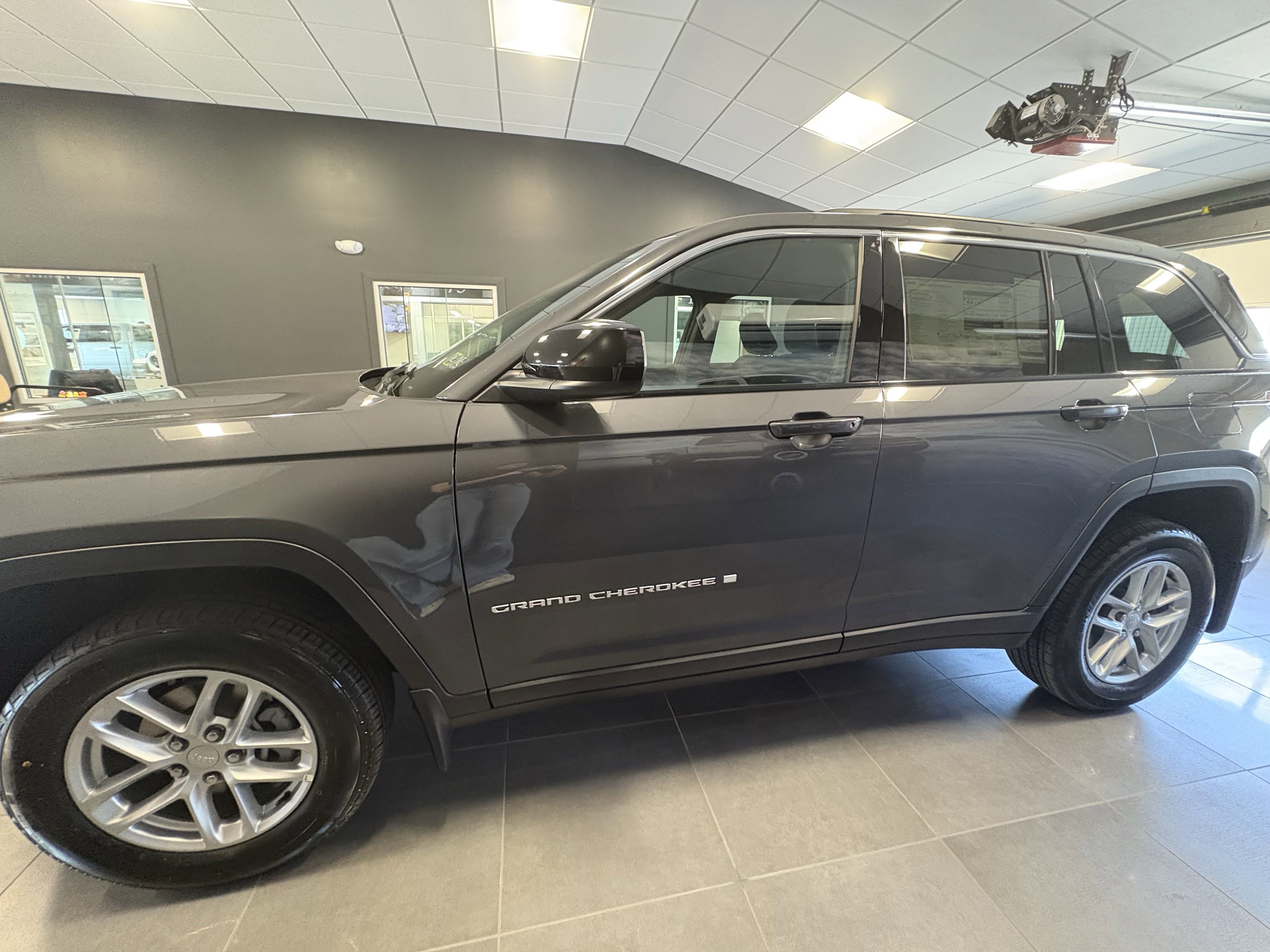 2025 Jeep Grand Cherokee GRAND CHEROKEE LAREDO X 4X4