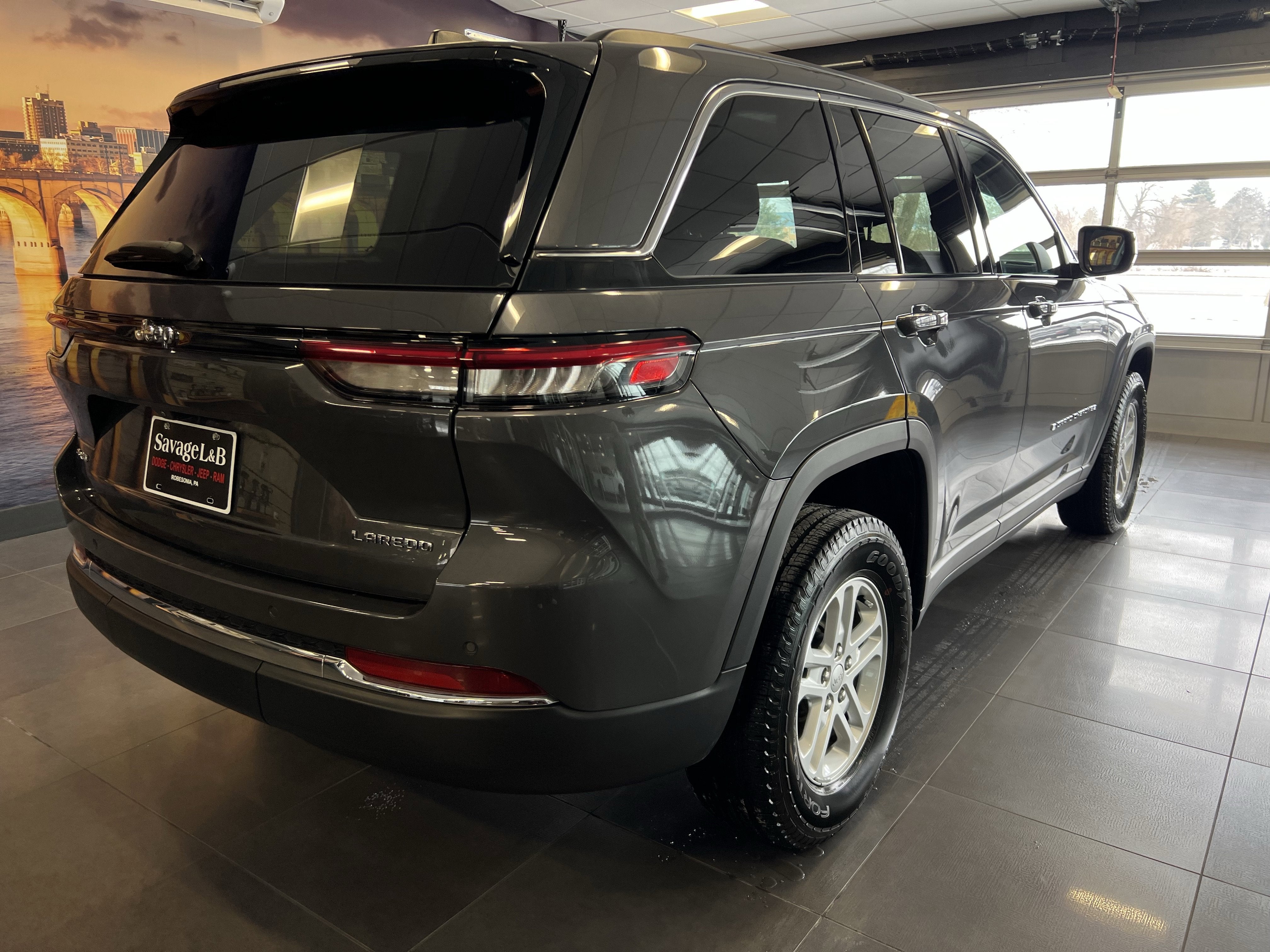 2023 Jeep Grand Cherokee Laredo 4x4