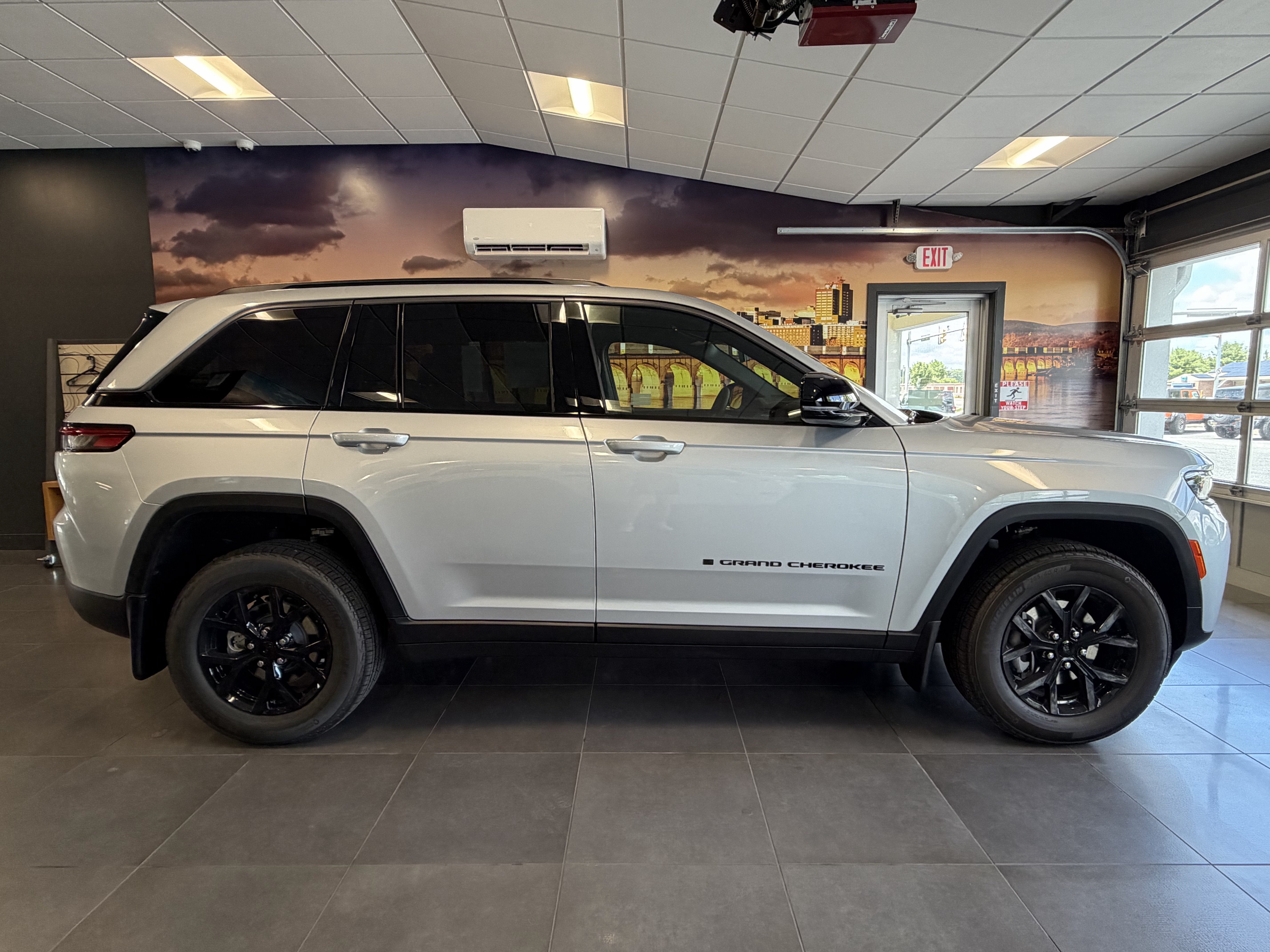 2026 Jeep Grand Cherokee GRAND CHEROKEE LAREDO ALTITUDE 4X4