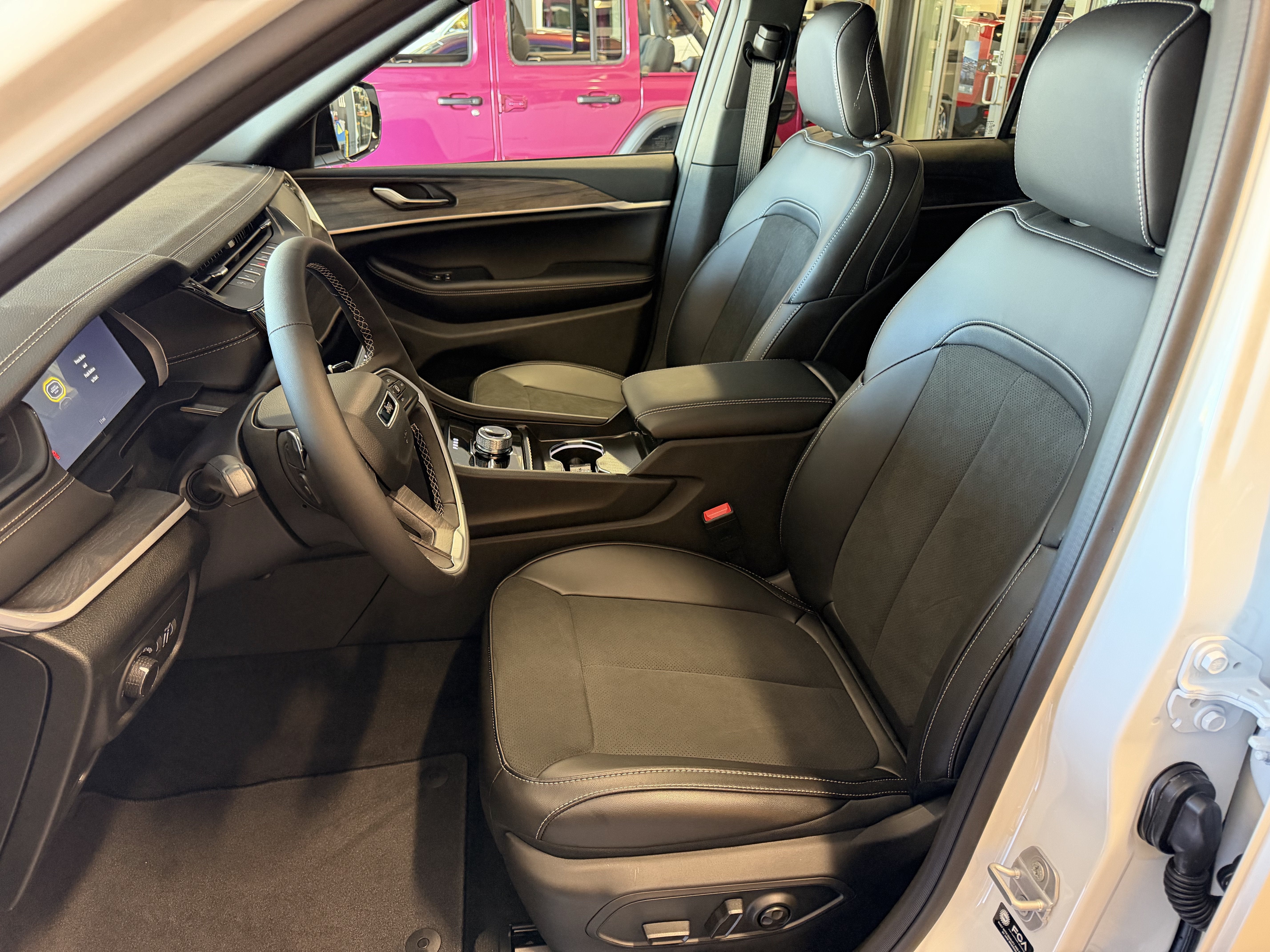 2027 Jeep Grand Cherokee Laredo Altitude