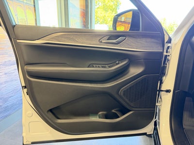 2027 Jeep Grand Cherokee Laredo Altitude