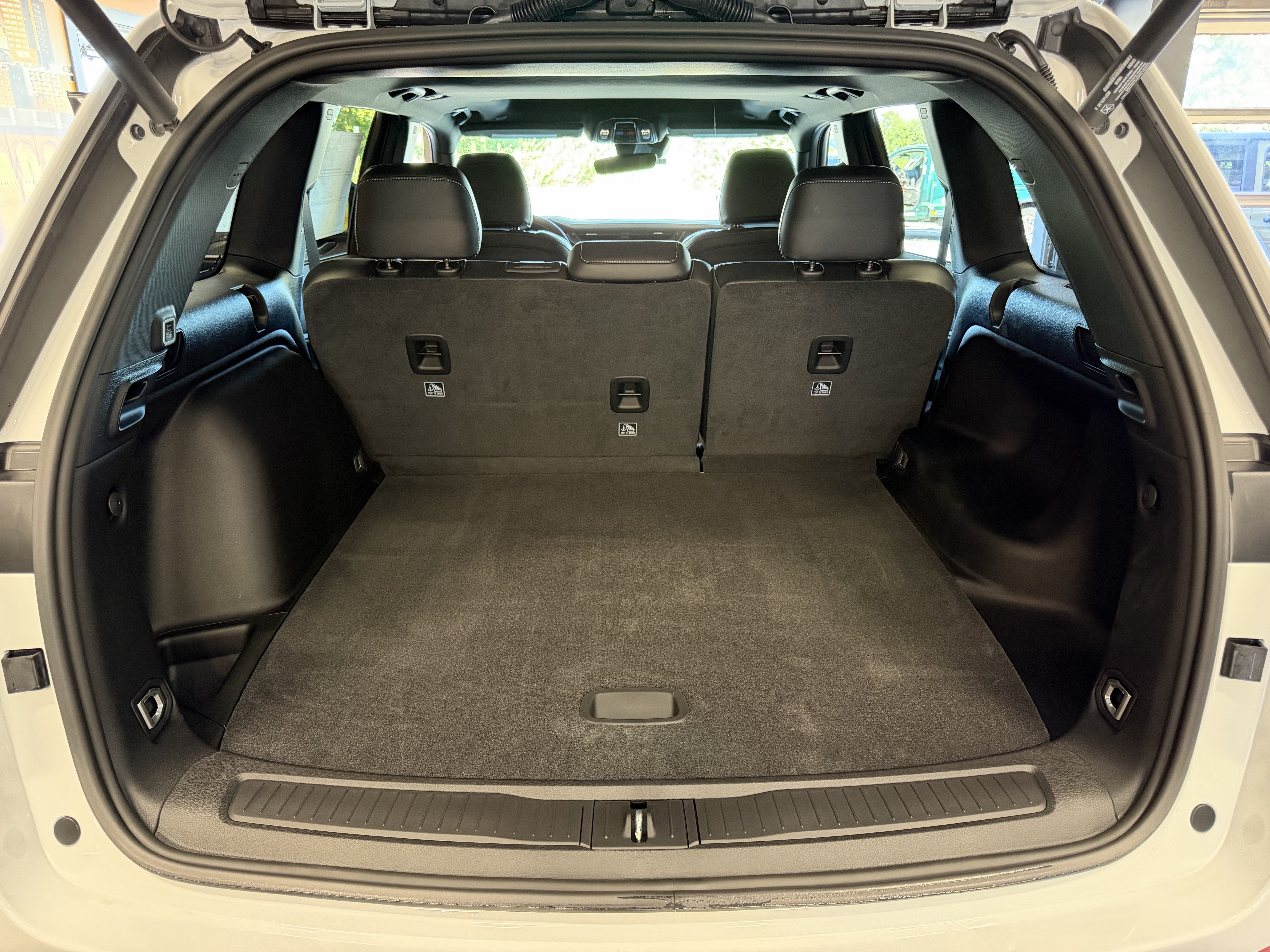 2027 Jeep Grand Cherokee Laredo Altitude