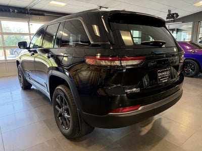 2027 Jeep Grand Cherokee Laredo Altitude