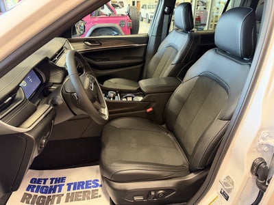 2027 Jeep Grand Cherokee Laredo Altitude