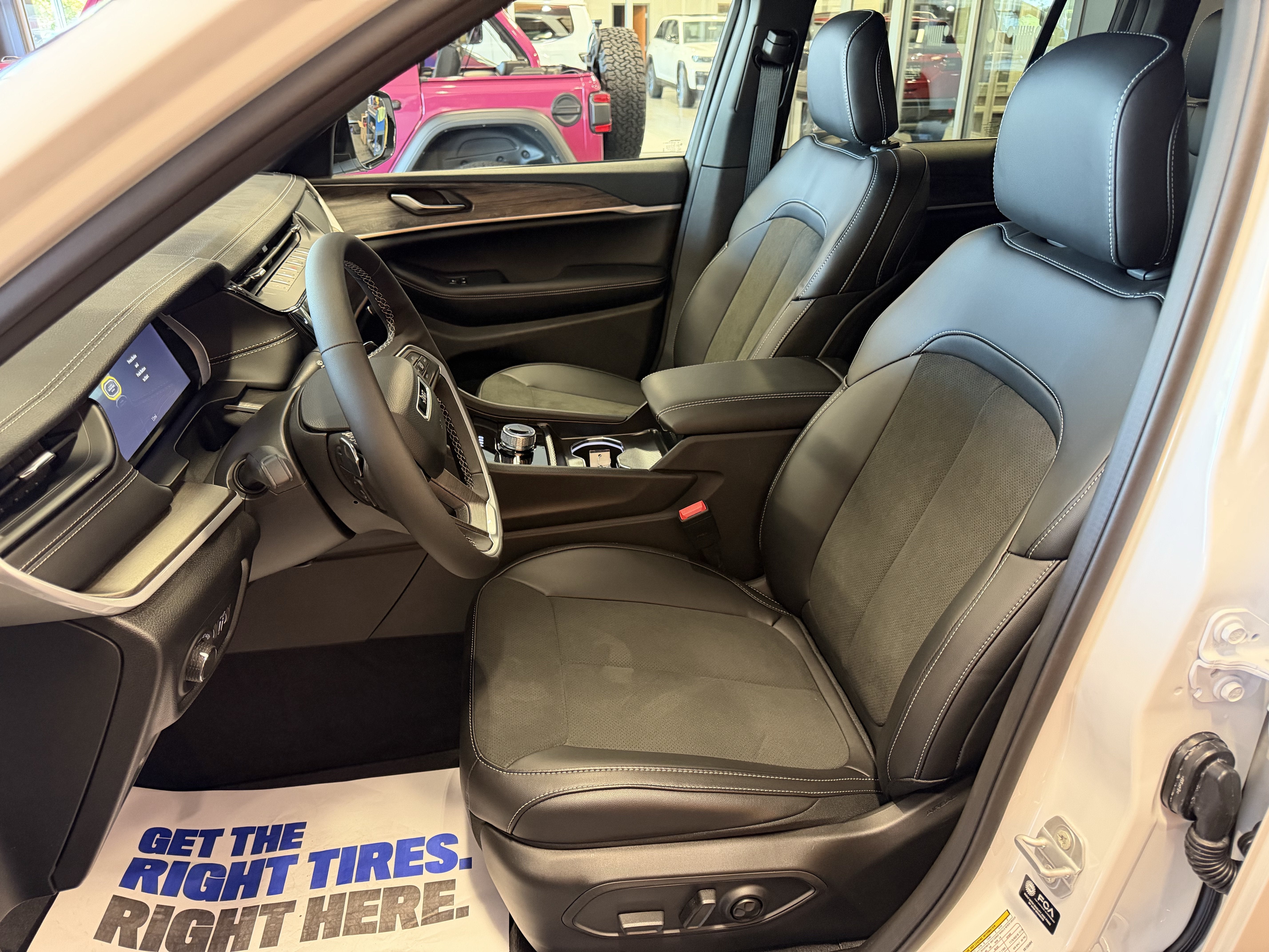 2027 Jeep Grand Cherokee Laredo Altitude
