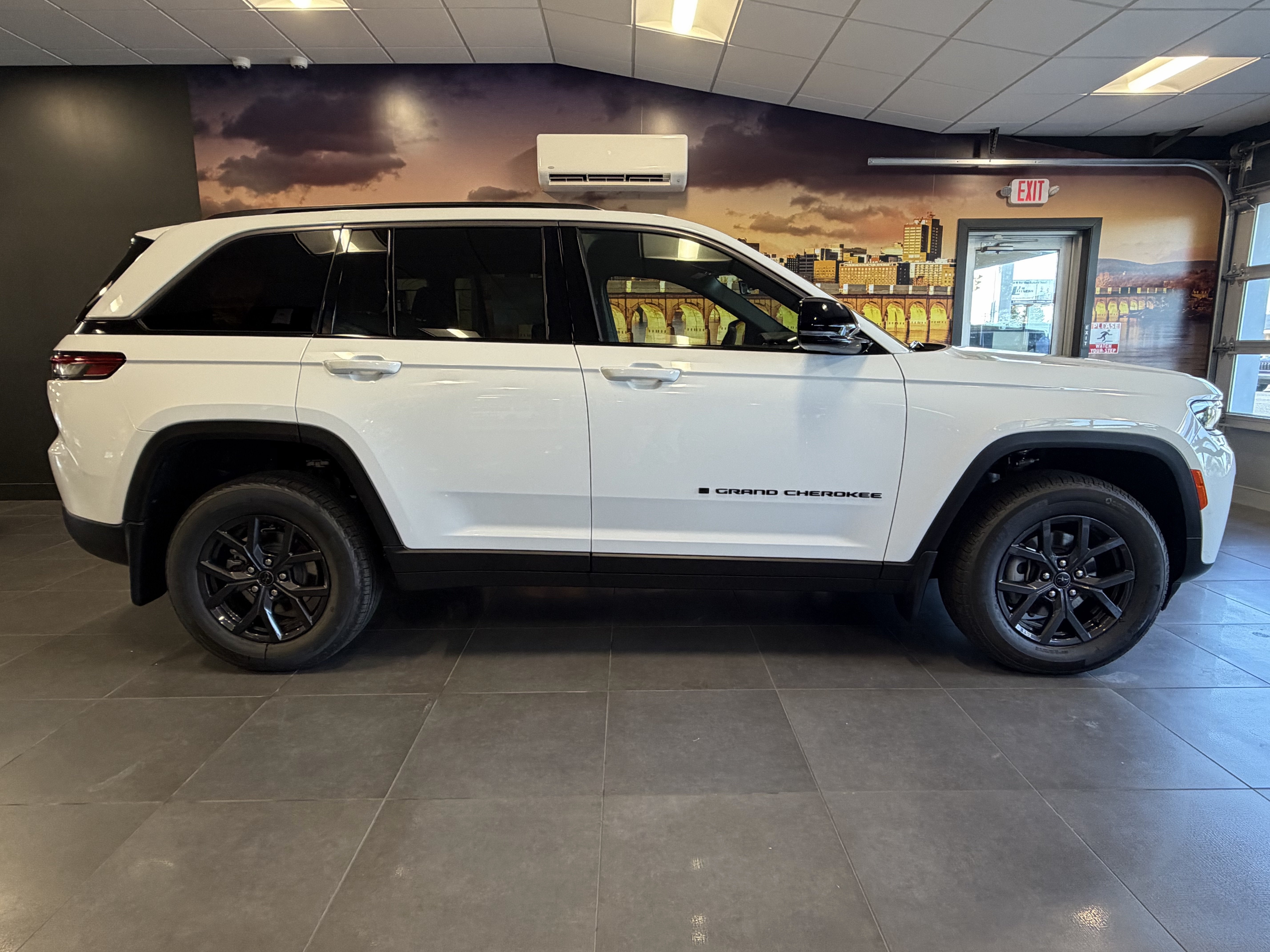 2027 Jeep Grand Cherokee Laredo Altitude