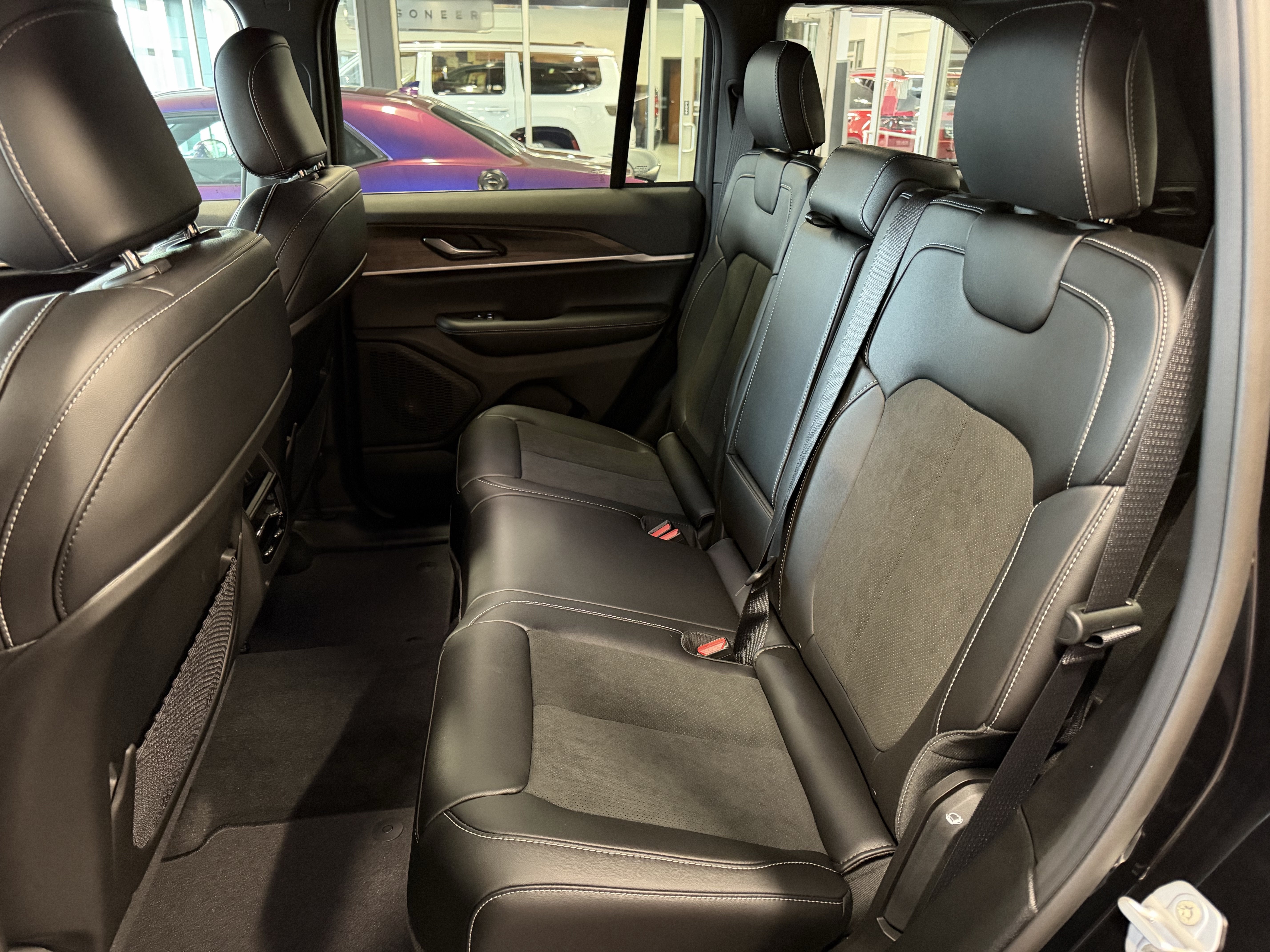 2027 Jeep Grand Cherokee Laredo Altitude