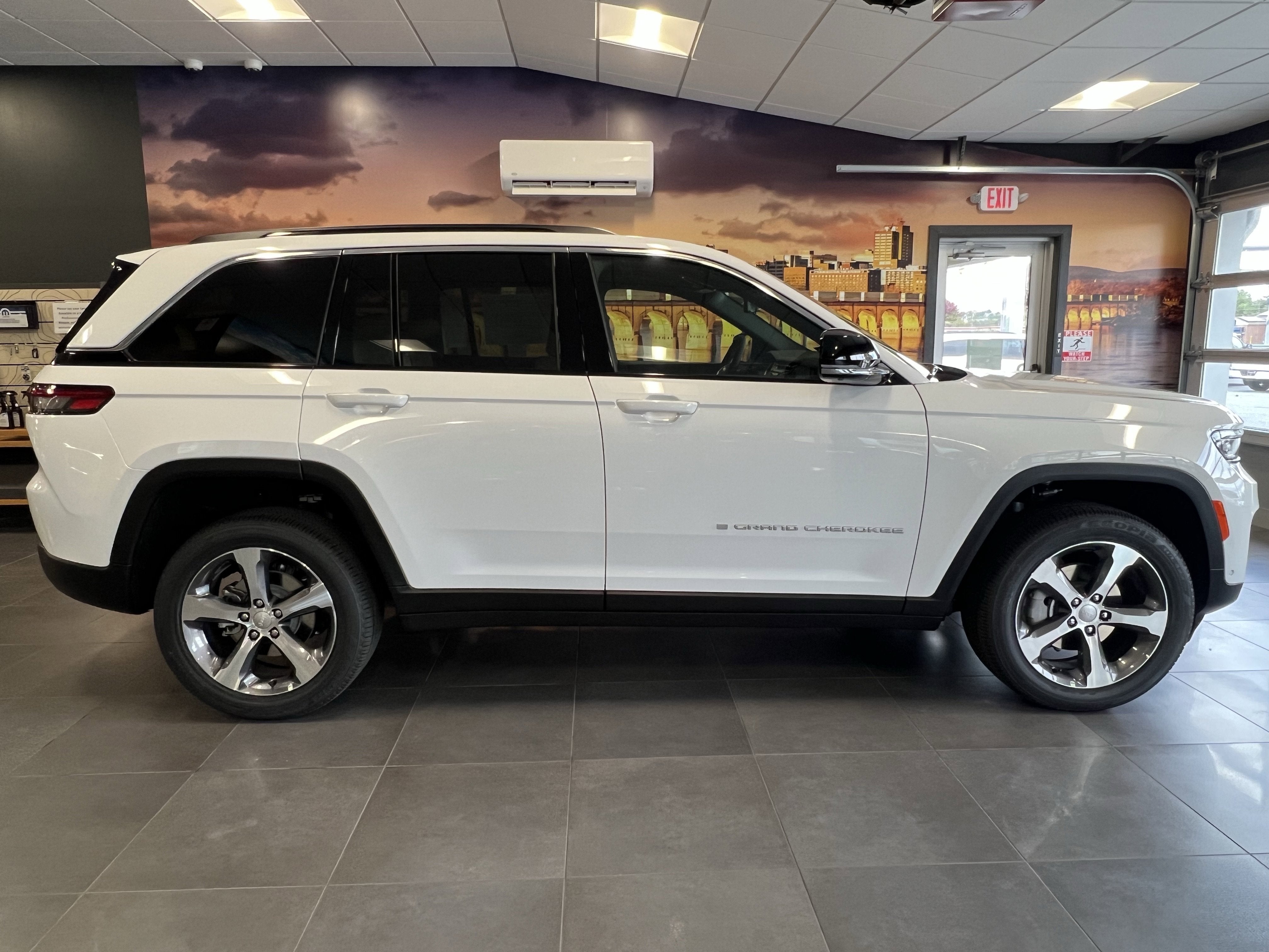 2025 Jeep Grand Cherokee GRAND CHEROKEE LIMITED 4X4