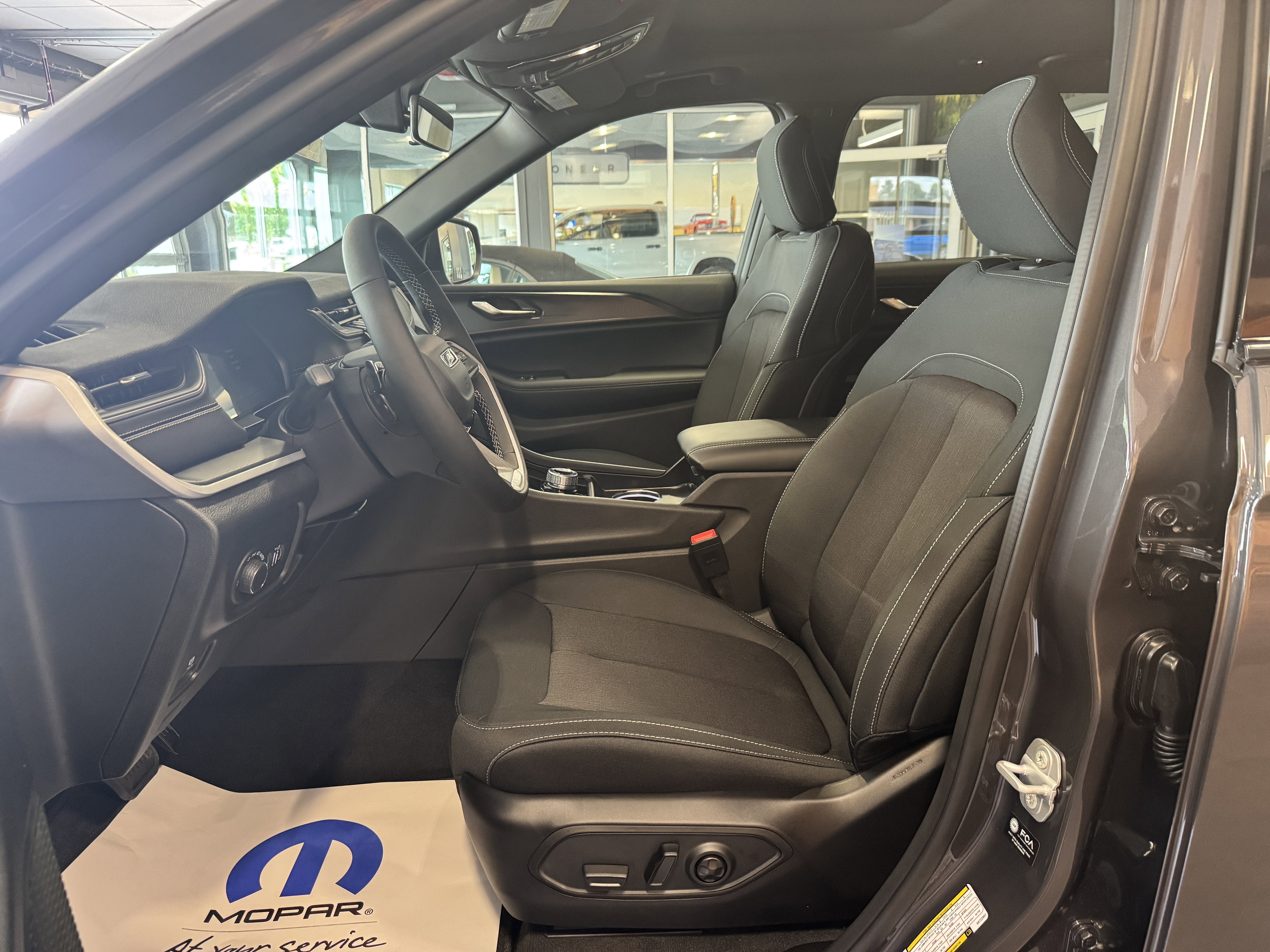 2025 Jeep Grand Cherokee GRAND CHEROKEE L LAREDO X 4X4