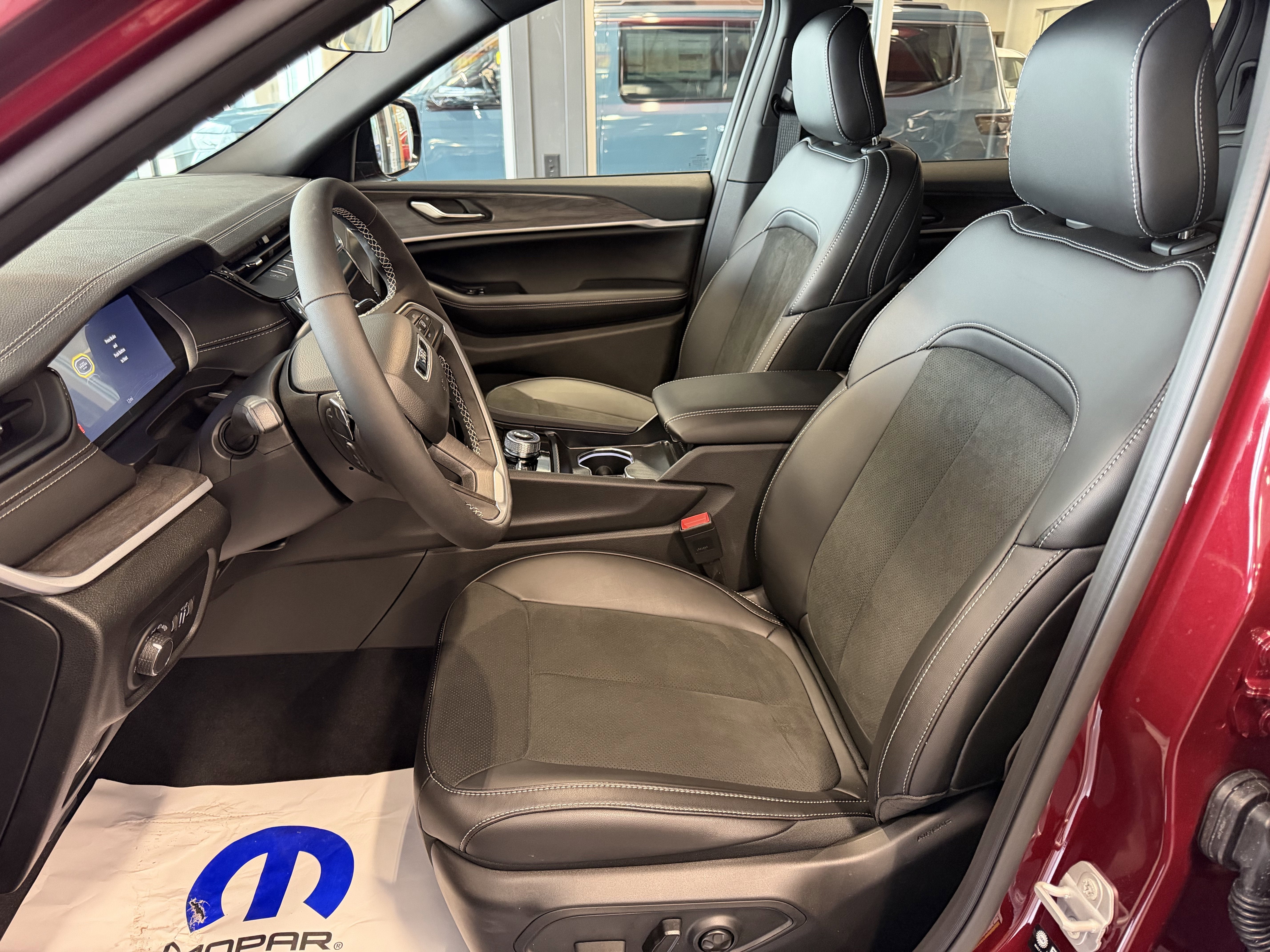 2026 Jeep Grand Cherokee GRAND CHEROKEE L LAREDO ALTITUDE 4X4