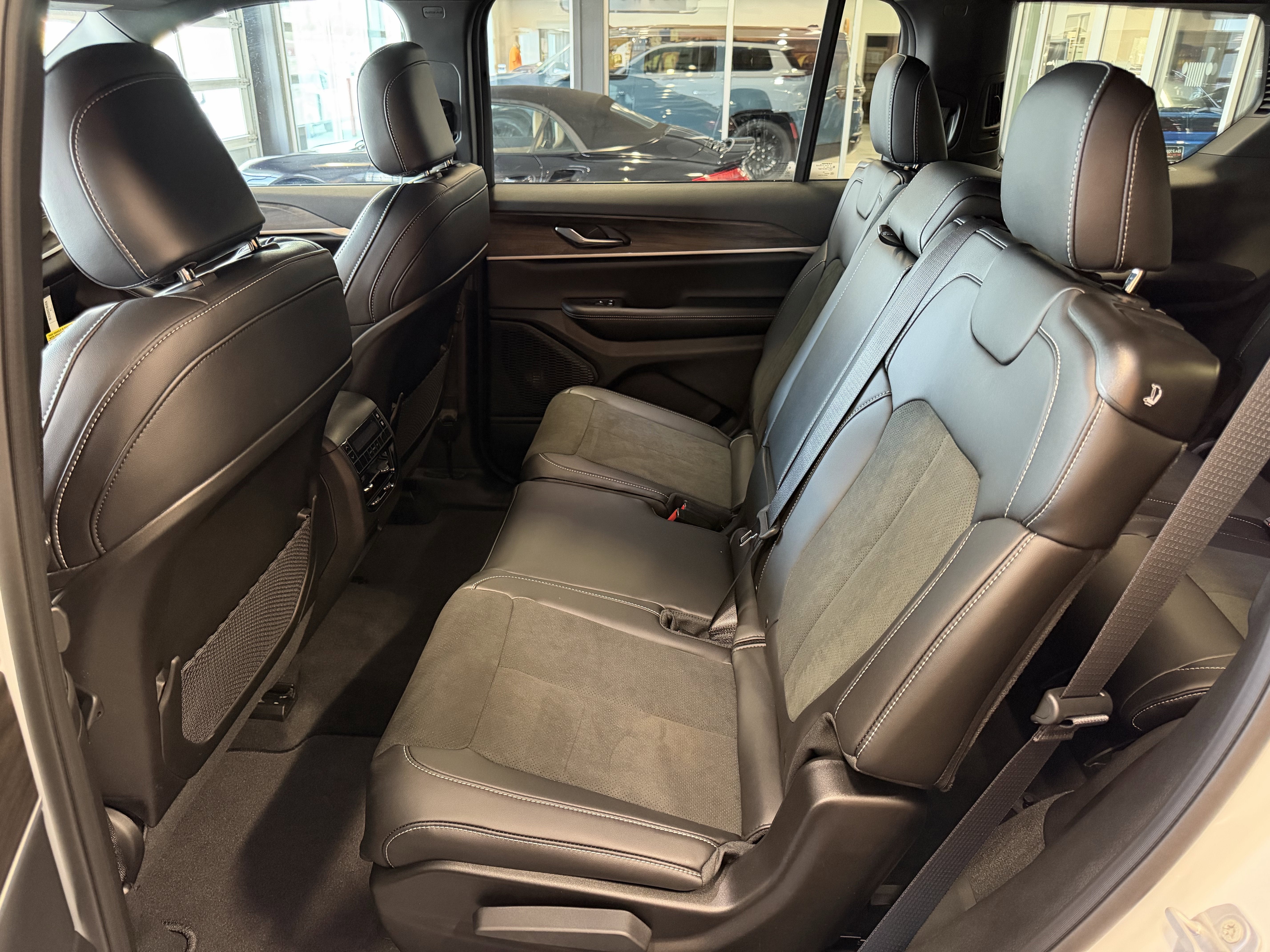 2026 Jeep Grand Cherokee GRAND CHEROKEE L LAREDO ALTITUDE 4X4