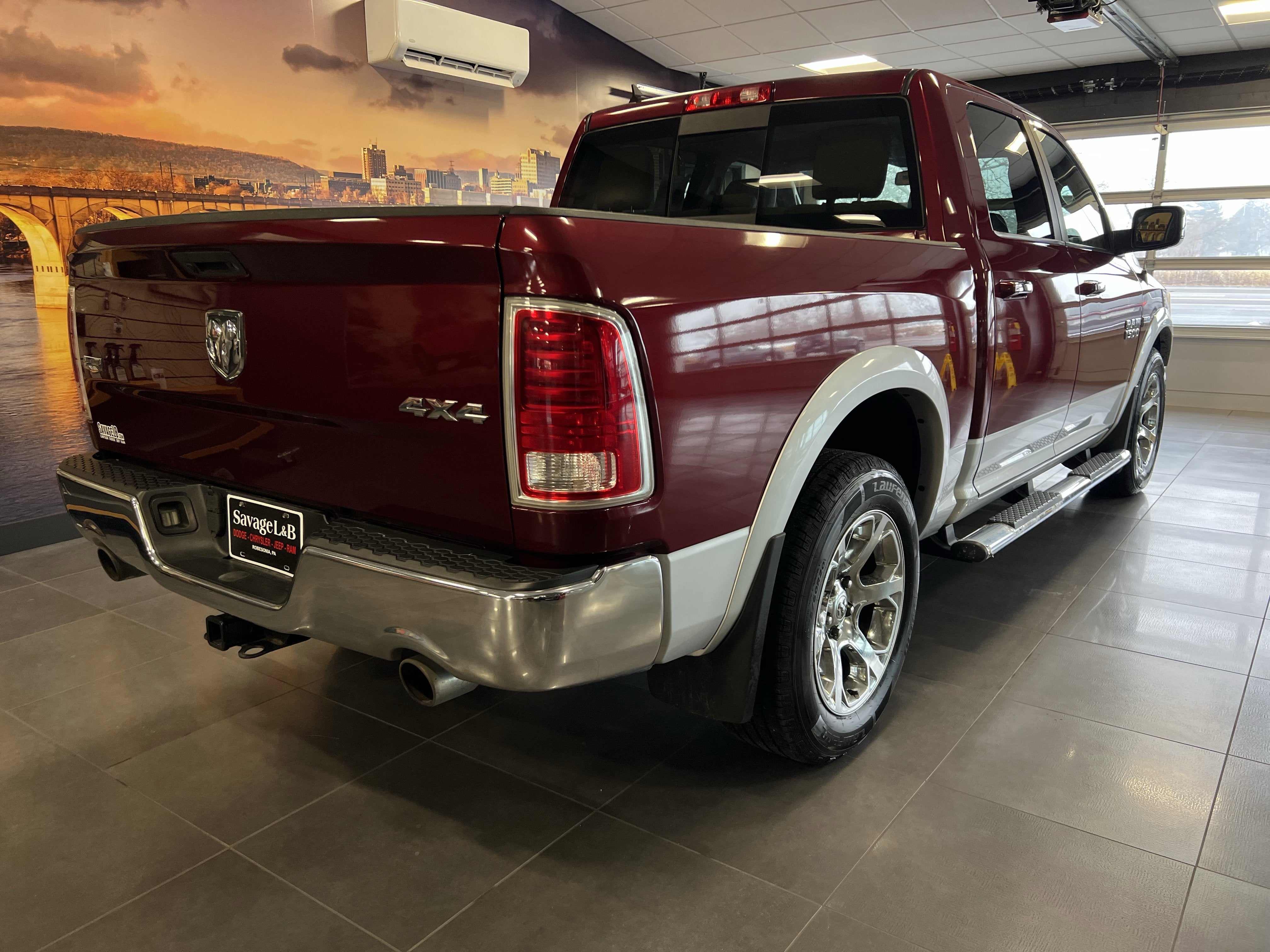 2017 RAM 1500 Laramie Crew Cab 4x4 5'7' Box